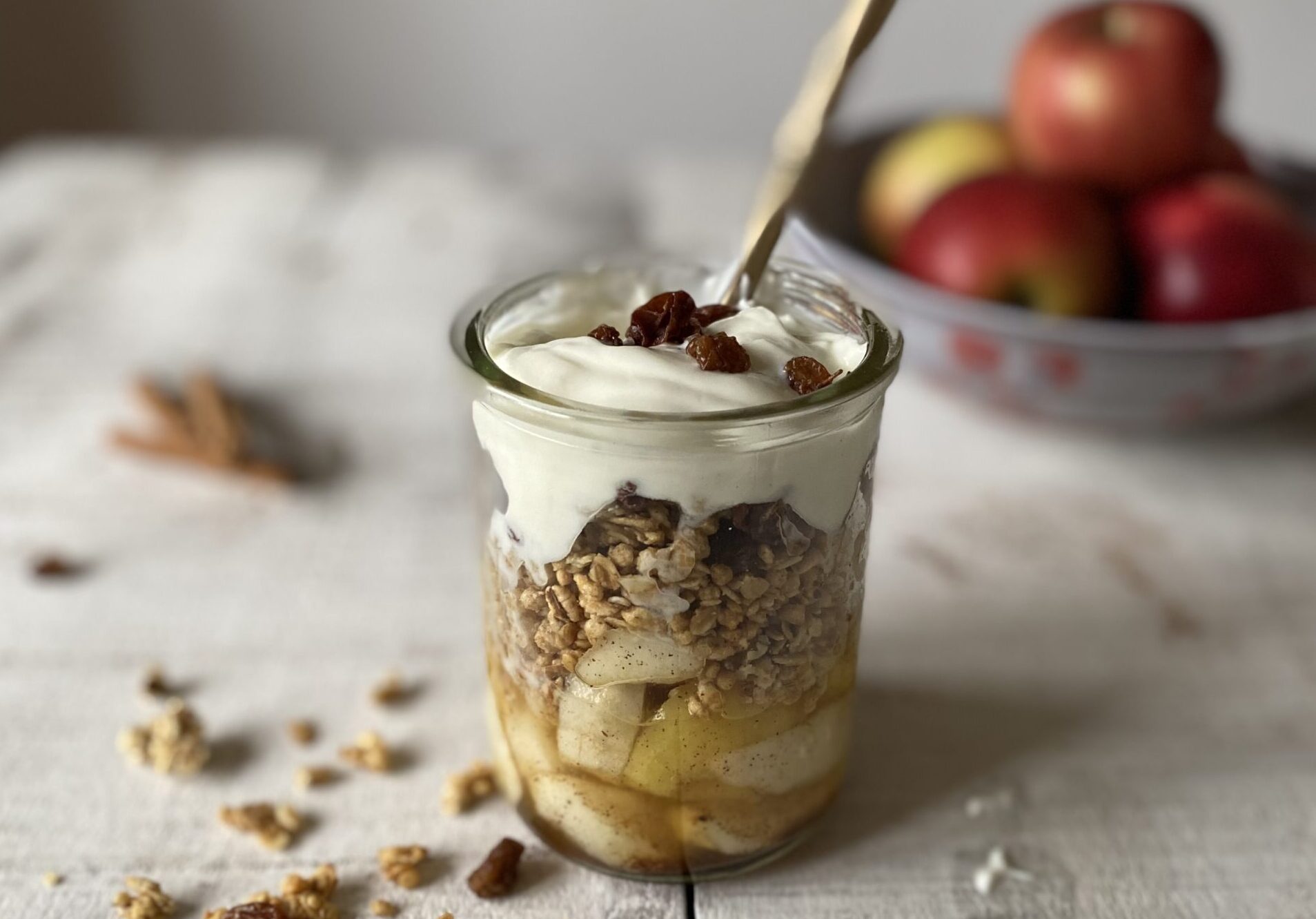 granola keffir yoghurt, cinnamon, healthy breakfast, fresh fruit